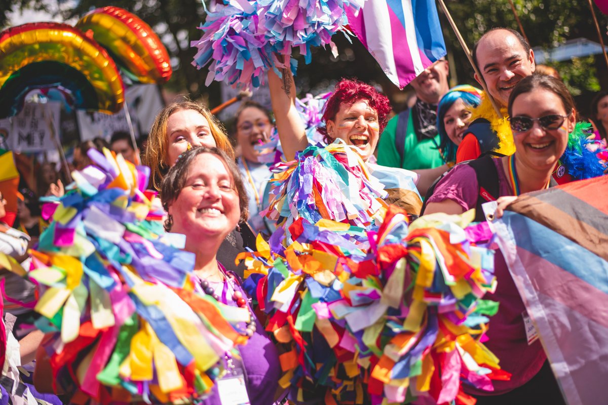MakingMusic_UK's tweet image. Happy Pride Month! How are you going to celebrate? Let us know in the comments below ⬇️
Photo: Surrey Rainbow Choir / @rainbowchoir
#PrideMonth