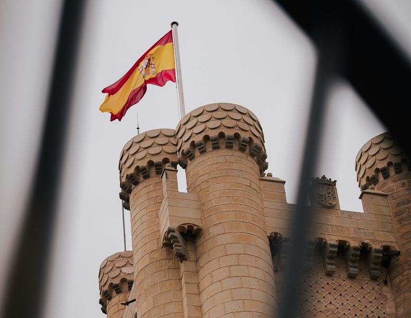 "Si Armando Zerolo cuestiona la idea de la Tercera España es porque sustenta las «dos Españas»,  deteriorando la conversación pública, negando el vínculo entre los polos y justificando las actitudes intransigentes."

Elogio de la diferencia✍️Belén Becerril shorturl.at/eDvse