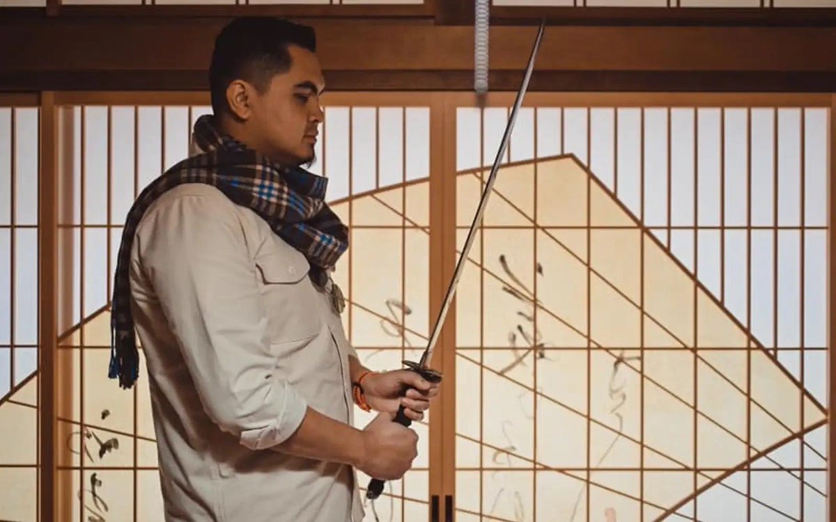 Akmal Salleh hunus katana kepada Syahredzan, sanggup mati kerana MCA.

"Anak cina anak saya," ujarnya lagi.