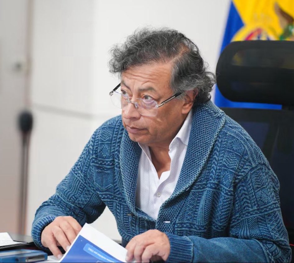 Quién puede tenerle celos a un tipo que lo deja la mujer en pleno mandato presidencial porque dicen que le gustan los trans?
Quién puede tenerle celos a un presidente que nadie respeta?
No lo bajan de cacorro y drogadicto
Quién puede tenerle celos a un tipo que todo le sale mal?