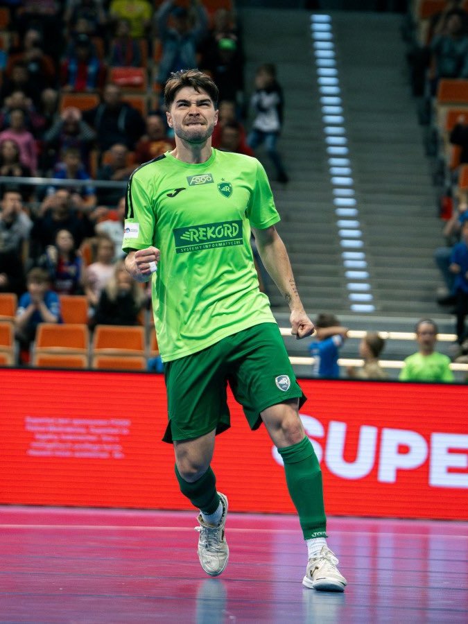 En su primera temporada en <a href="/FutsalRekord/">Rekord Bielsko-Biała Futsal</a> (Polonia) 🇵🇱

✅ Campeón de la Supercopa. 
✅ Campeón de la Copa. 
✅ Ronda Élite UEFA Futsal Champions League. 

¡Grande 𝗗𝗲𝗹𝗮! 💚👏🏼

#Limones5Agencyteam | <a href="/DaniDela10/">Daniel de la Peña</a>