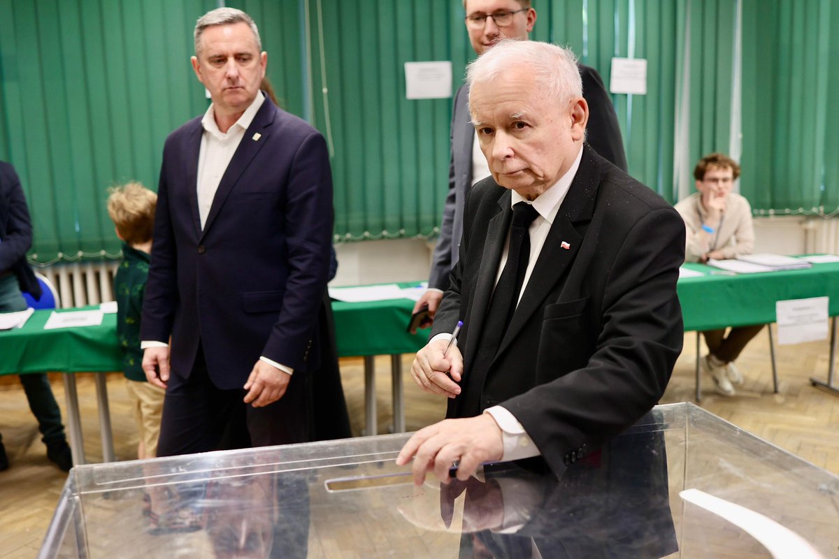 Adam Mazguła (@amazgula) on Twitter photo Zagłosował. Największa kanalia w historii Polski. Stalinowski i ubecki drań.
Wybrał Polakom bandziora na kandydata na prezydenta i przekonał, aby pół Polski nie tyle głosowało na niego, ale przeciw Tuskowi, demokracji, konstytucji, UE. Ruski chaos i smród Putina.
<a href="/OficjalnyJK/">Jarosław Kaczyński</a> Zagłosował. Największa kanalia w historii Polski. Stalinowski i ubecki drań.
Wybrał Polakom bandziora na kandydata na prezydenta i przekonał, aby pół Polski nie tyle głosowało na niego, ale przeciw Tuskowi, demokracji, konstytucji, UE. Ruski chaos i smród Putina.
<a href="/OficjalnyJK/">Jarosław Kaczyński</a>