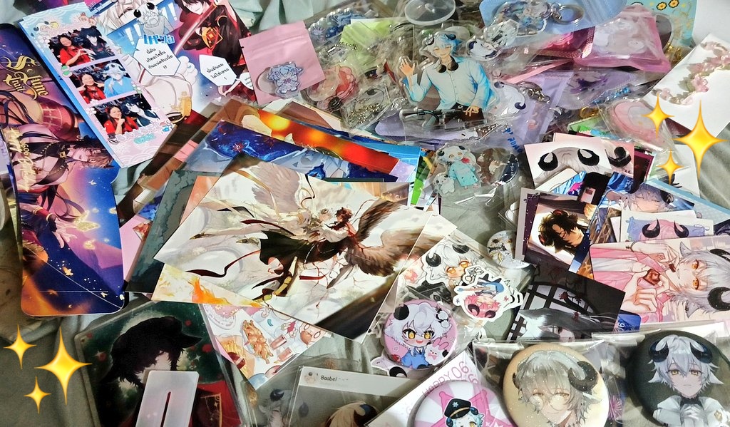 นั่งแยกไปเรื่อย ๆ แล้วก็นั่งอึ้ง คือ ถ้ากระผมเอาทั้งหมดมาเรียง คงต้องใช้บันไดเอามากางปีนขึ้นไปถ่าย ถึงจะเห็นหมด.
(แค่โปสการ์ดก็ 50ใบ+++แล้ว)

ขอบคุณบาแบ๊ะทุกคนที่ทำกอว.น่ารัก ๆ แบบนี้ด้วยนะคะ ฮีลใจมาก จะเก็บรักษาเป็นอย่างดีเลยค่ะ 😭🫶🤍✨