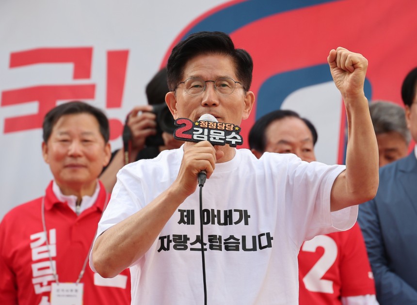 soraagain_'s tweet image. 저는 제 아내가 자랑스럽습니다. 저는 제 딸이 자랑스럽습니다. 저는 정직한 아버지입니다. 가정과 가족이 우리 대한민국을 받쳐주는 굉장히 중요한 힘입니다"

이재명은 말할 수 없고
김문수는 당당하게 말할 수 있는.