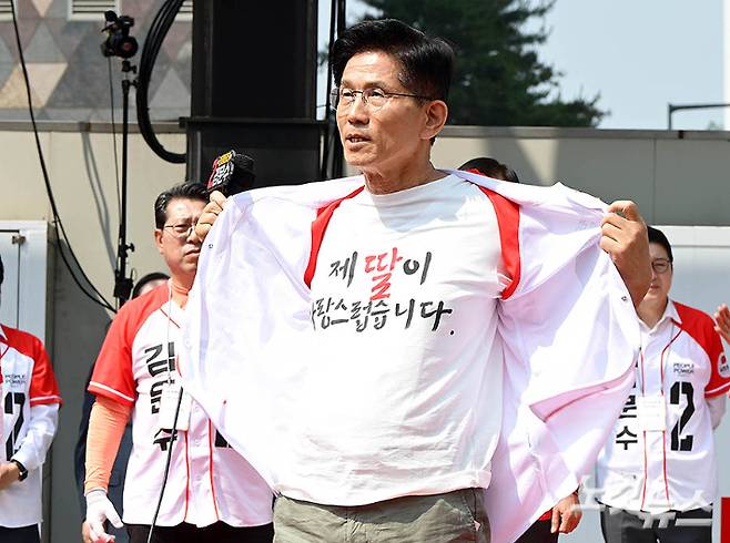 soraagain_'s tweet image. 저는 제 아내가 자랑스럽습니다. 저는 제 딸이 자랑스럽습니다. 저는 정직한 아버지입니다. 가정과 가족이 우리 대한민국을 받쳐주는 굉장히 중요한 힘입니다"

이재명은 말할 수 없고
김문수는 당당하게 말할 수 있는.