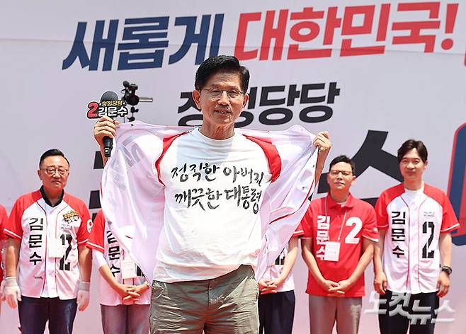 soraagain_'s tweet image. 저는 제 아내가 자랑스럽습니다. 저는 제 딸이 자랑스럽습니다. 저는 정직한 아버지입니다. 가정과 가족이 우리 대한민국을 받쳐주는 굉장히 중요한 힘입니다"

이재명은 말할 수 없고
김문수는 당당하게 말할 수 있는.