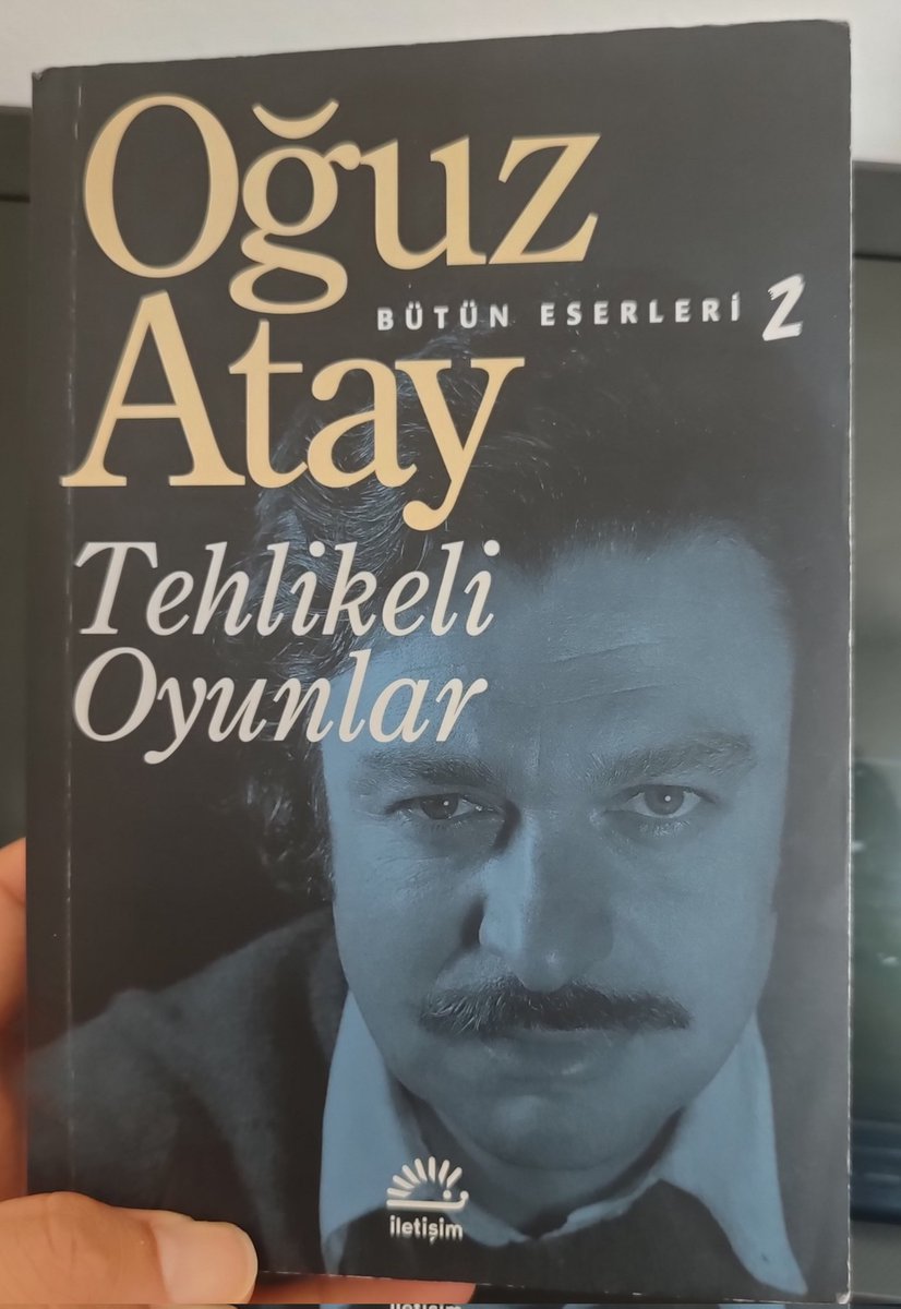 HazarA61's tweet photo. Hikmet Benol, bir oyunun içinde kayboldu. Oğuz Atay, ‘Tehlikeli Oyunlar’la hepimize hangi oyunda olduğumuzu sormaya devam ediyor. Bu kitap, sadece bir roman değil; zihinsel bir kırılma anıdır.
 #OğuzAtay 
#TehlikeliOyunlar
#Türk_Edebiyatı
#Ronman https://t.co/oDvYUzveqc