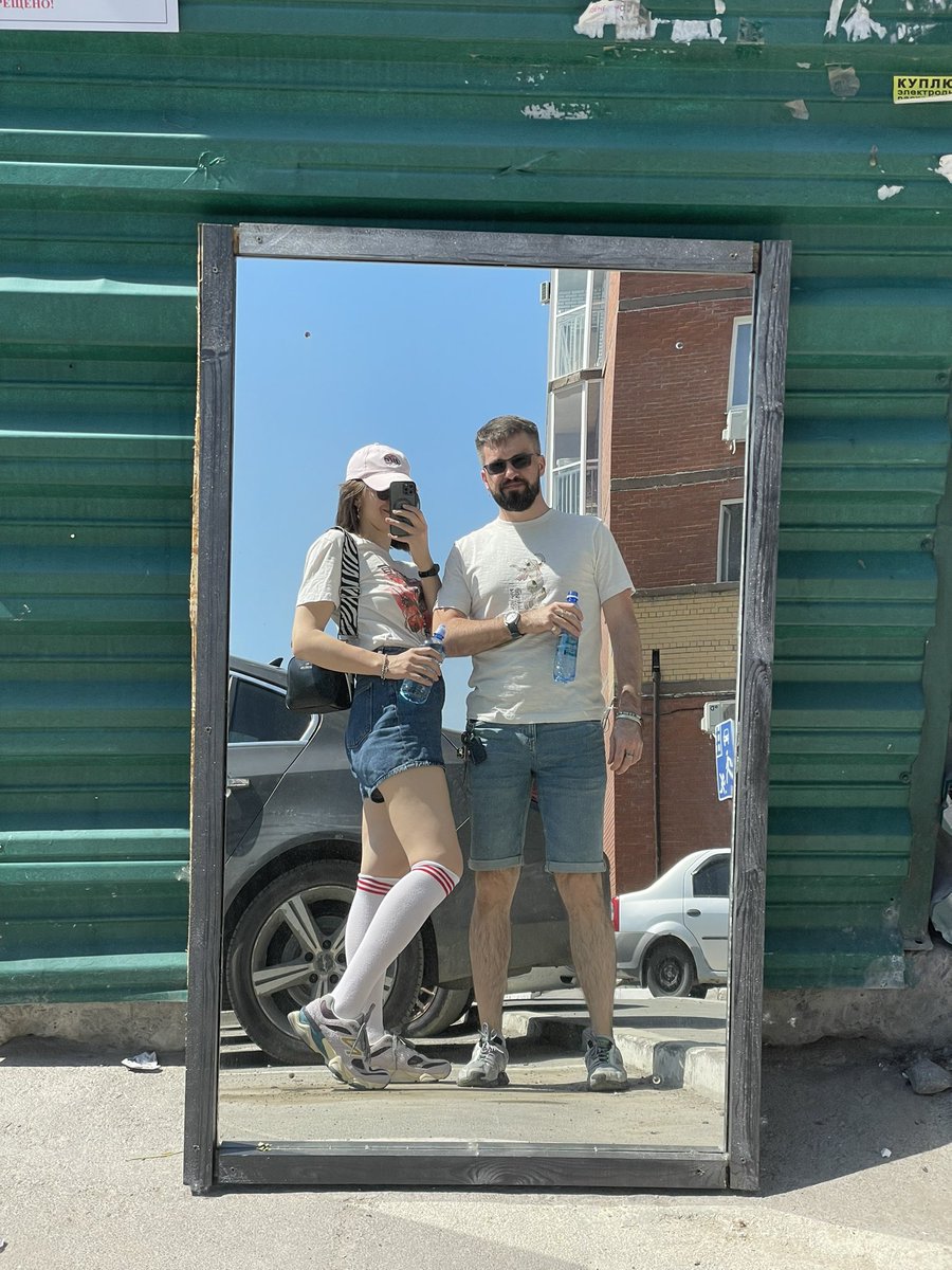 Весь день отдыхала и гуляла с другом. Предложила утащить с помойки это роскошное зеркало, но только у меня в тот момент был дух авантюризма))