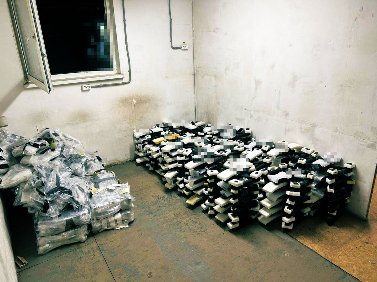 🔥 Operation “Spiderweb” — one of the boldest and most brilliant mission in modern history.

According to media sources, it took over a year and a half of planning.
Personally overseen by President Zelensky, executed by Vasyl Maliuk and the team at the Security Service of Ukraine