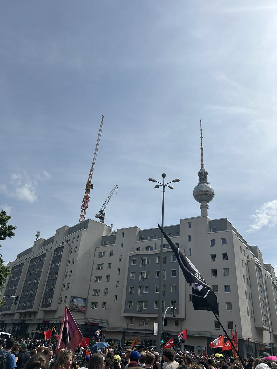 Kein Platz für Nazis in unserem Kiez. Mitte ist bunt. 🌈 #b0106