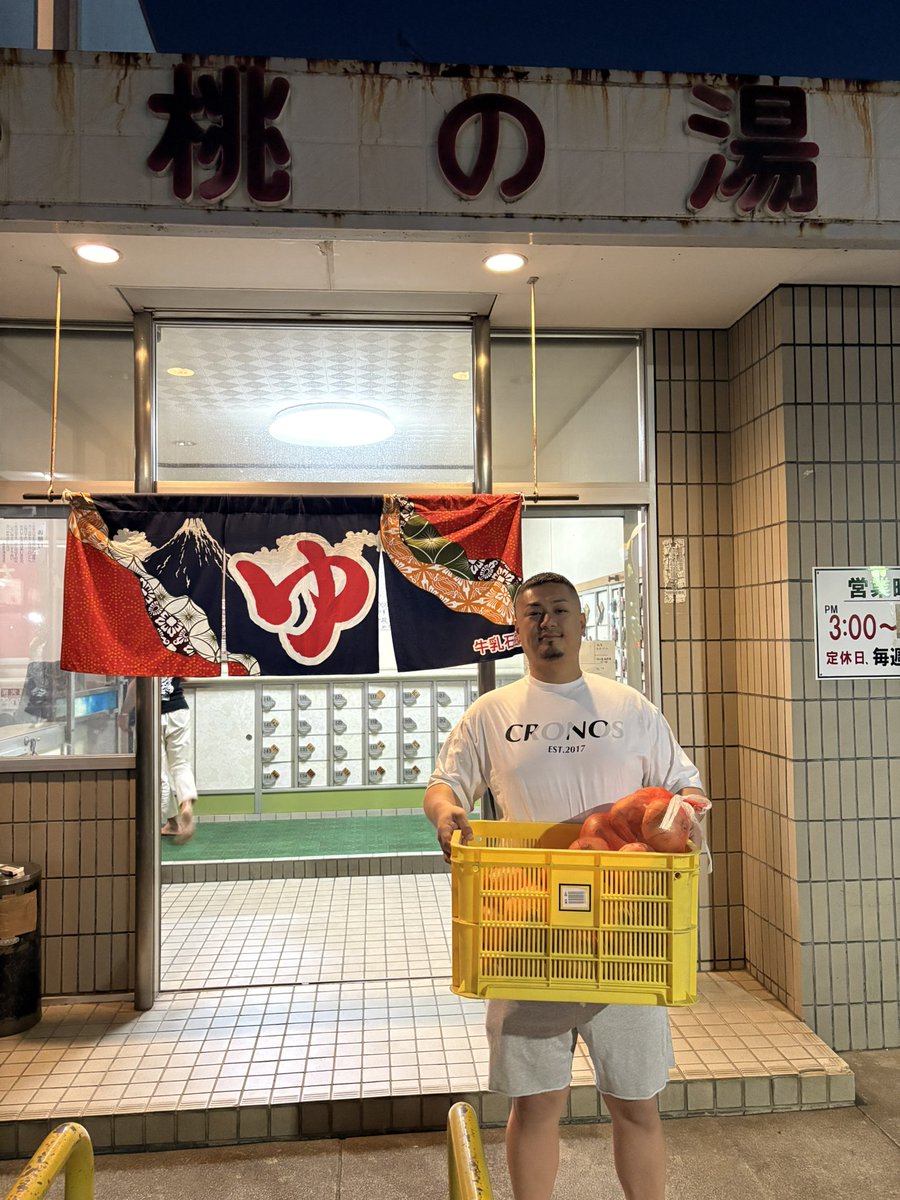 炊き出し頑張ってくださいと
いつも野菜やお米を協賛してくださっています。

10数年前にこの裏手に住んでいて、通うようになったのがきっかけの銭湯やけど、当時なんかは行儀も悪かったと思う。

それでもこうして応援していただけるようになり、よりやってやるぞと思えています。

古き良き連合会
