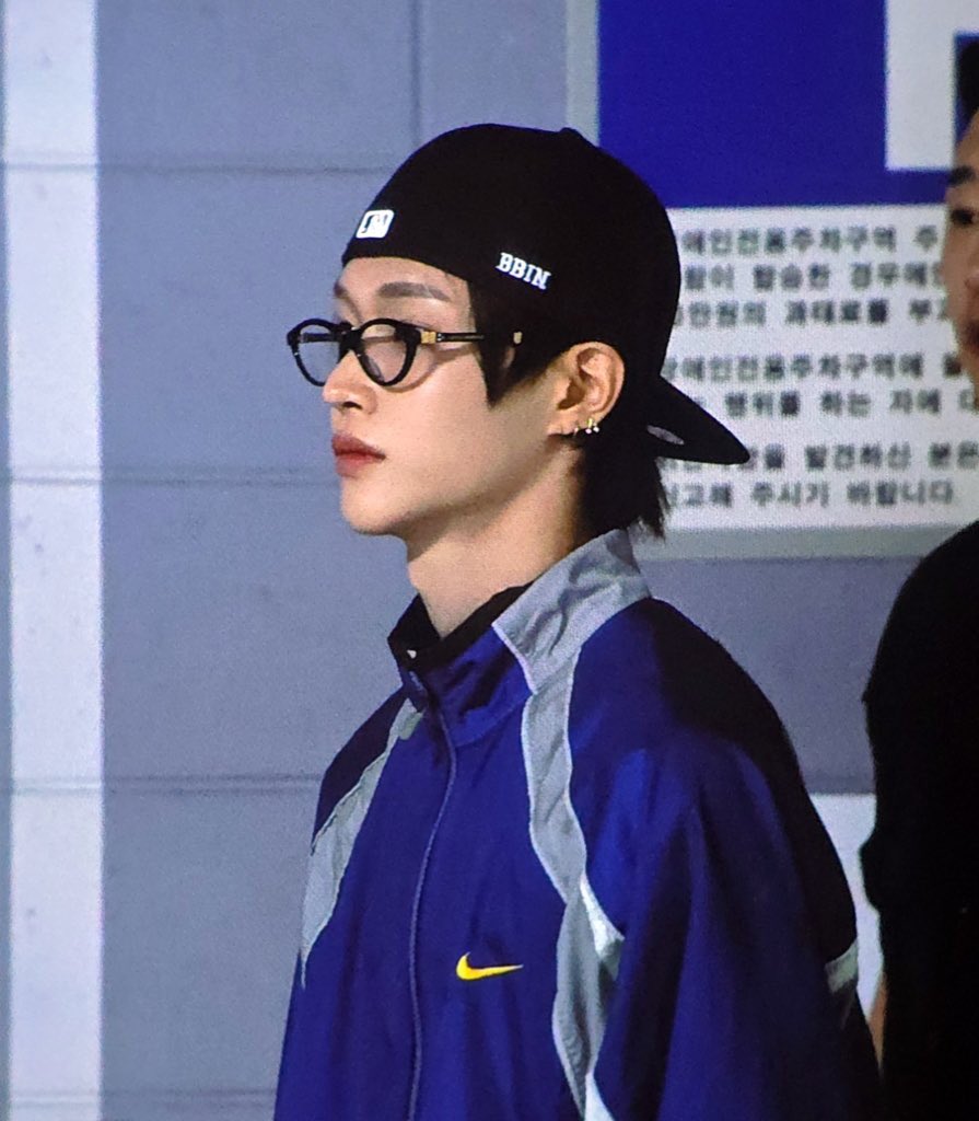 starwnb's tweet photo. wonbin wearing his customised cap ★ https://t.co/bcKuloW6vH
