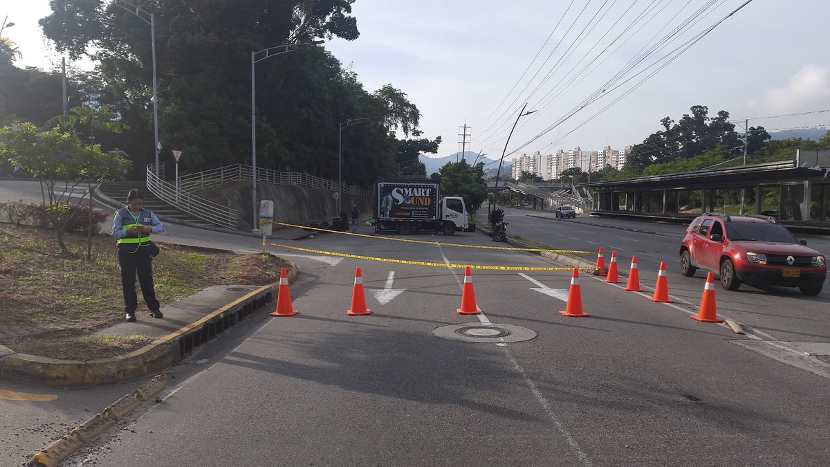 #AEstaHora
Nuestros agentes de tránsito  controlan el flujo vehicular en la autopista que conecta TCC con el retorno hacia el barrio Lagos II, marcando el inicio de la Recreovía. Invitamos a  las familias para que se sumen a esta experiencia deportiva y recreativa. ¡No falten!