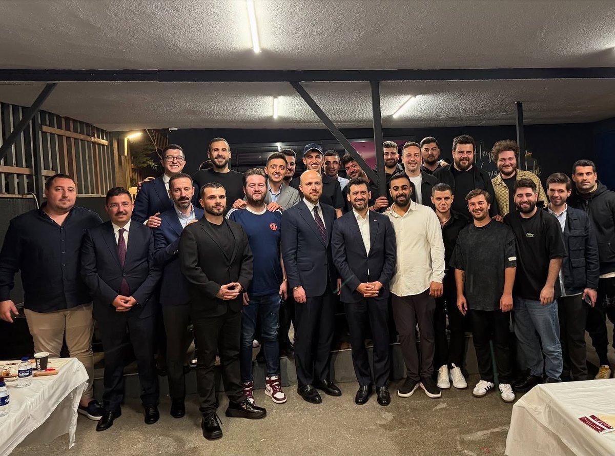 Bu fotoğraftaki fenomenlere iyi bakın.

Buradaki herkesi boykot listenize alın.

Sizin izlenmeleriniz sayesinde para kazanıp, halkı ezenlerle eğlenenlere daha fazla para kazandırmayın!