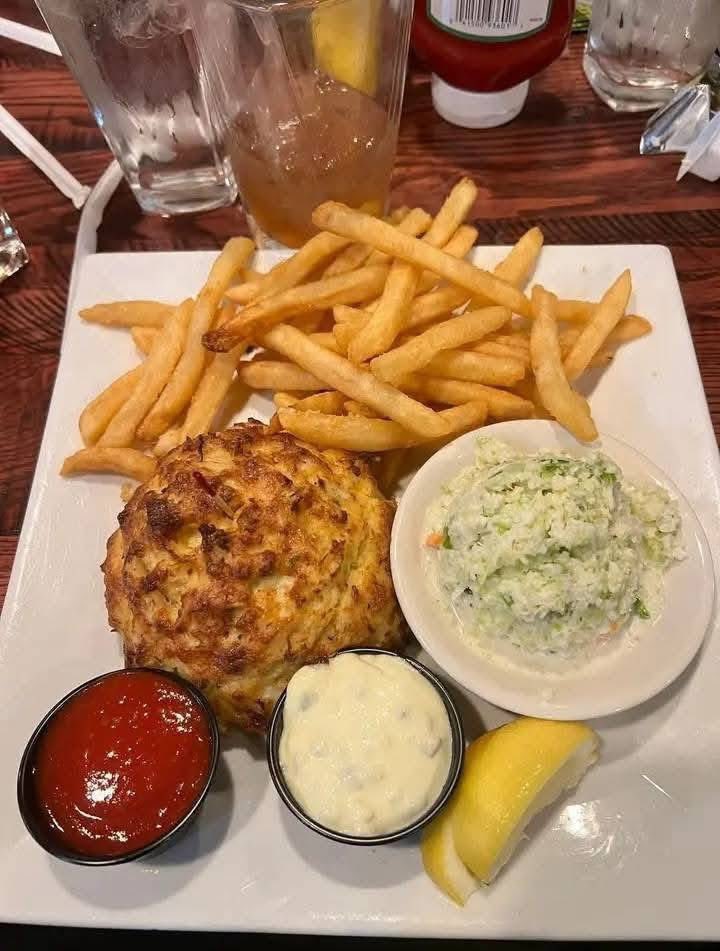 Smash or double smash?

Baltimore crab cake, fries and dips 🦀