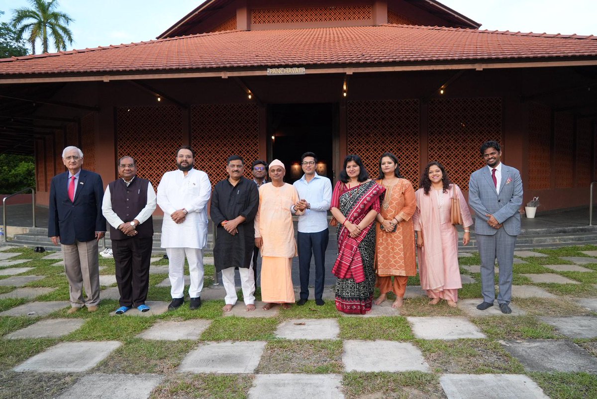 SanjayJhaBihar's tweet image. 📍Day 11 | Kuala Lumpur, Malaysia 🇮🇳🤝🇲🇾

Our All-Party Parliamentary Delegation visited the Ramakrishna Mission in Kuala Lumpur — a respected institution affiliated with the Ramakrishna Math in India, devoted to service, spiritual upliftment, and cultural harmony. The Mission…