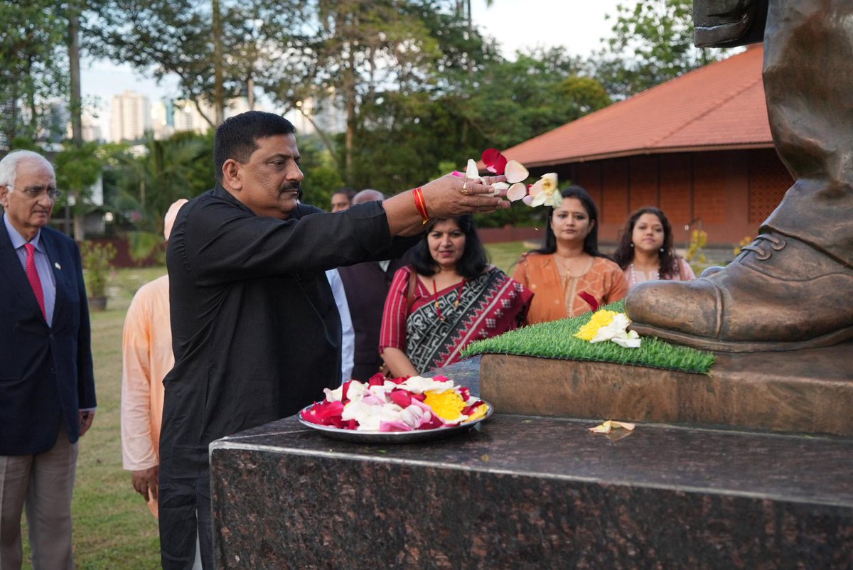 SanjayJhaBihar's tweet image. 📍Day 11 | Kuala Lumpur, Malaysia 🇮🇳🤝🇲🇾

Our All-Party Parliamentary Delegation visited the Ramakrishna Mission in Kuala Lumpur — a respected institution affiliated with the Ramakrishna Math in India, devoted to service, spiritual upliftment, and cultural harmony. The Mission…