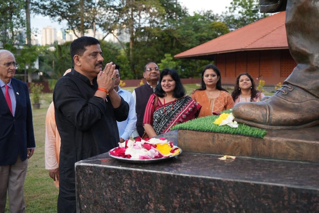 SanjayJhaBihar's tweet image. 📍Day 11 | Kuala Lumpur, Malaysia 🇮🇳🤝🇲🇾

Our All-Party Parliamentary Delegation visited the Ramakrishna Mission in Kuala Lumpur — a respected institution affiliated with the Ramakrishna Math in India, devoted to service, spiritual upliftment, and cultural harmony. The Mission…