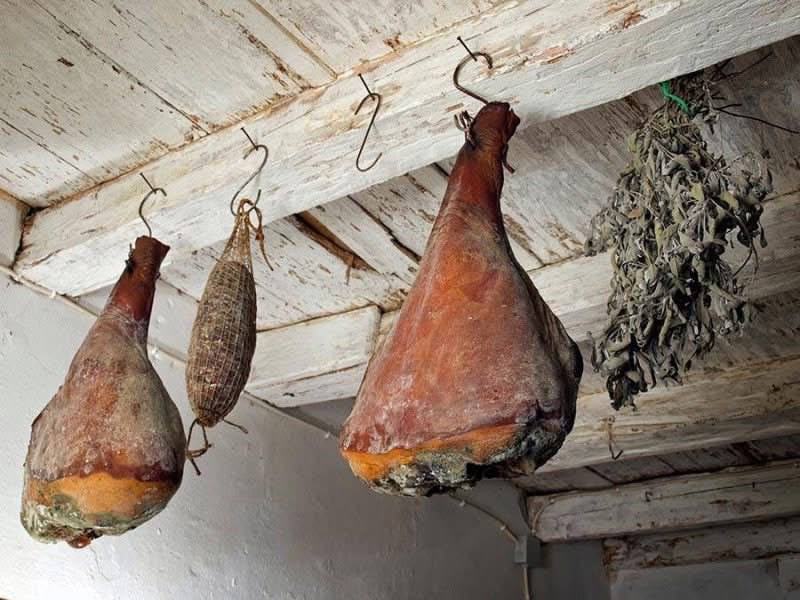 كيف كان الإغريق القدماء يحفظون الطعام دون تبريد؟ 

قبل عصر الأجهزة الكهربائية، عندما كانت فكرة الثلاجة تبدو ضرب من الخيال، تمكن الإغريق القدماء من الحفاظ على طعامهم طازجا لأيام، بل لأسابيع، على الرغم من مناخ البحر الأبيض المتوسط ​​الدافئ والمتقلب.

لكن كيف؟