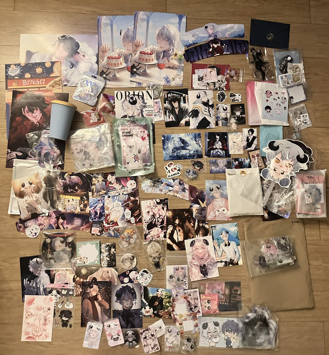 ได้กอว.เยอะมากกก ไม่ได้เเกะออกมาทั้งหมด ไว้กลับถึงบ้านจะไปเรียงในตู้สวยๆเบยคับบ ขอบคุณทุกๆคนคับบ✨🤍