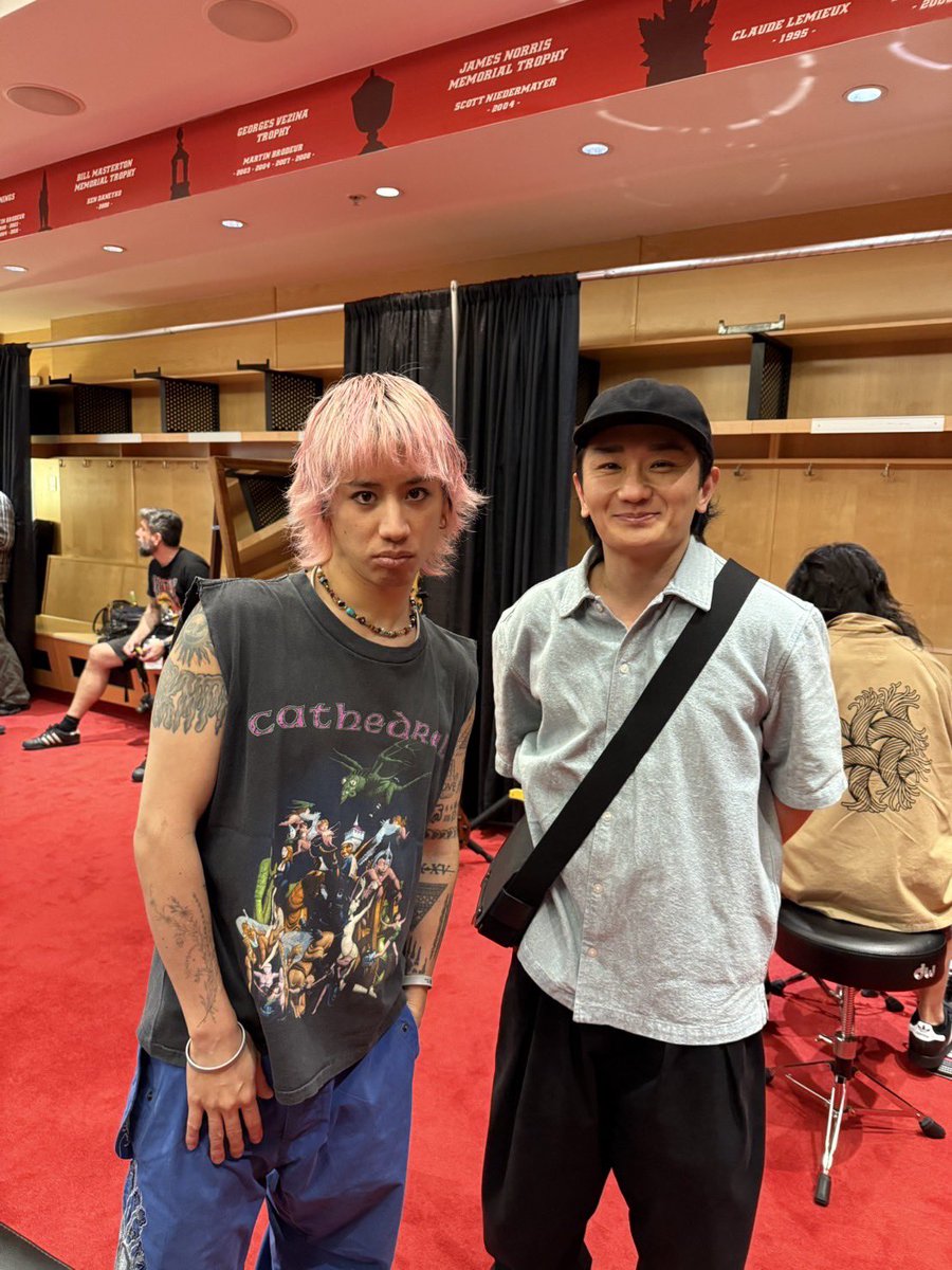 YuuaOnchi's tweet photo. ニューヨークで色んな国の人達が応援する姿を見て、日本人だとまだ誰も成し遂げていない領域をさらに進んでいる世界で活躍するワンオクのやばさを実体験させてもらいました。ライブ中は世界観に引き込まれていました。
この感覚を忘れず、
自分ももっと頑張らないとと改めて思いました。 https://t.co/OVn52CzyKD