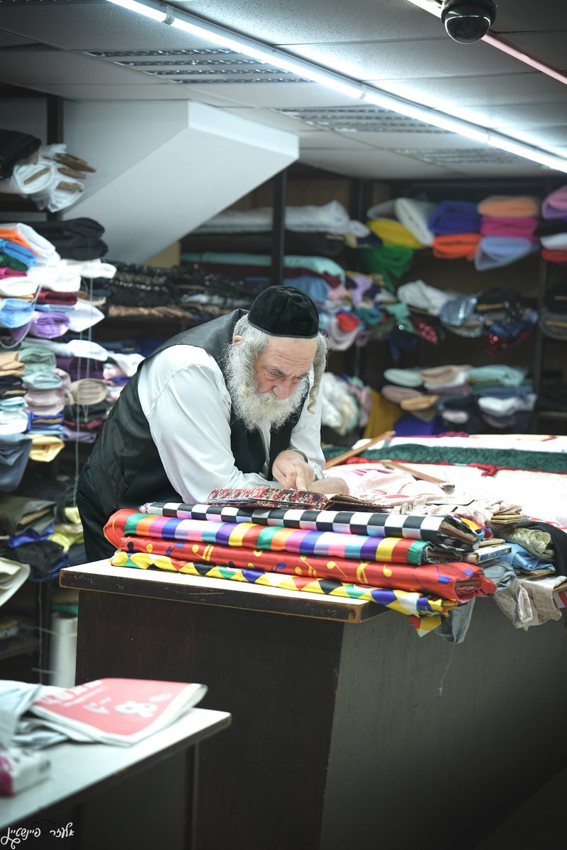 AryeErlich's tweet photo. התמונה שלי לחג מתן תורה. 
יְקָרָה הִיא מִפְּנִינִים 
וְכָל חֲפָצֶיךָ לֹא יִשְׁווּ בָהּ.
צילום: אלעזר פיינשטיין. https://t.co/PNplr1knXt