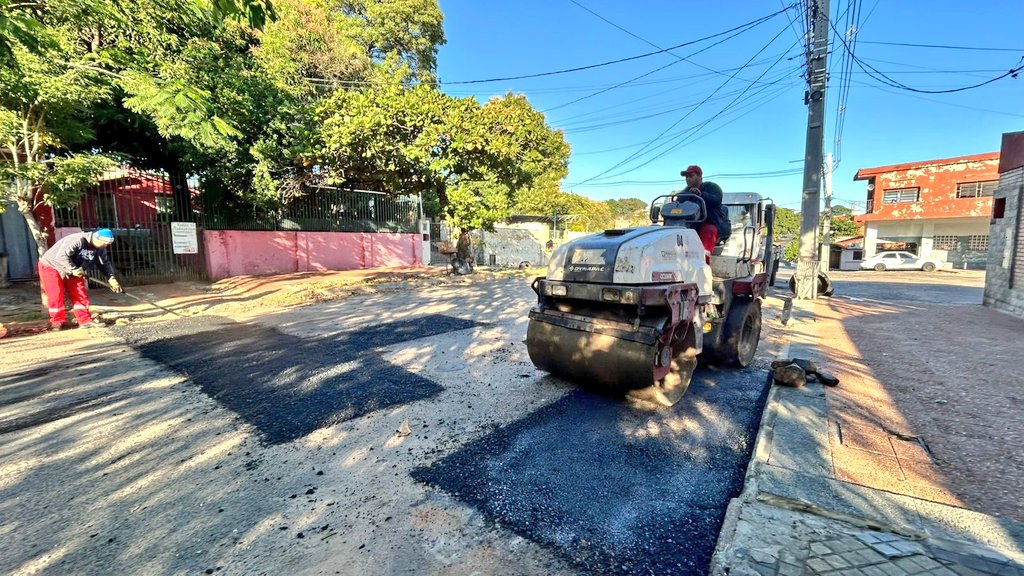 Fin de semana de frío y trabajo intenso 🥶🙌🏻
Nuestras cuadrillas de la Dirección de Vialidad, realizan tareas de reposición de asfalto, desde muy temprano 🚧