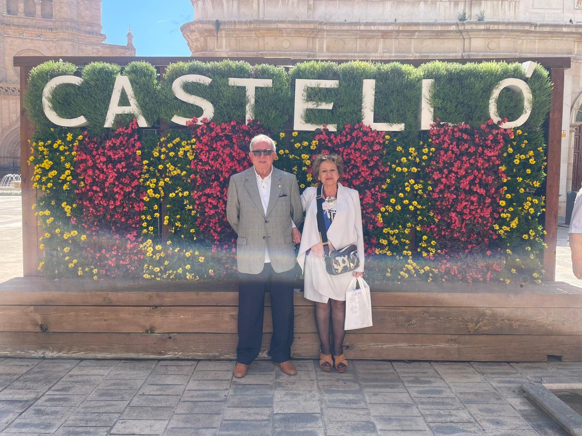 VISITA A CASTELLÓ

El 28/5, Castelló rebé a una representació de la RACV, en una jornada que ha unit història, cultura i tradició.

Els acadèmics foren rebuts pels regidors Vicent Sales i María España, i representants de la vida cultural i social de la capital de la Plana.