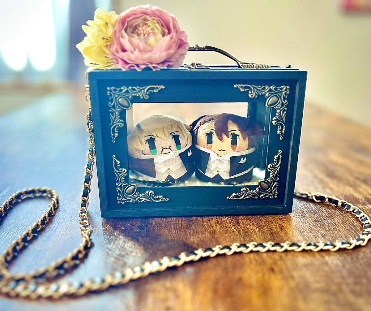 全て100均の材料でちょっと早いけどWTスペシャルバースデーパーチーでころばでぃを連れ歩く為のちょっとお洒落なころばでぃ専用BOXを作ってみました🙌
両脇に三角カンも付けたのでショルダーにも出来ます✨
それに合わせてころばでぃにも格式高く燕尾服も作ってみました🥰
翠琥舞踏会にも使えるかな😉