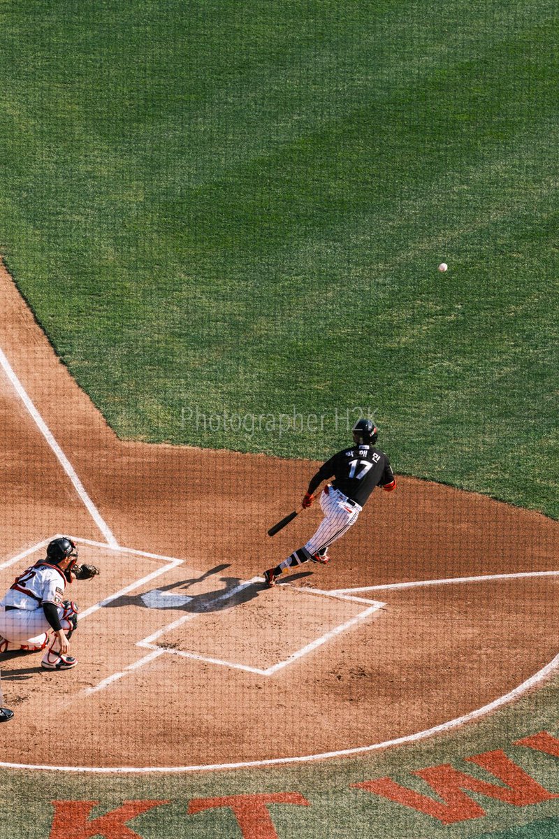 기호 4번 특징:

3루에서 태어나놓고 본인이 개인의 노력과 능력으로 3루타를 치고 갔다고 생각한다.

누군가는 희생 번트를 치면서도 1루에서 살기 위해 기를 쓰고 달리지만 아웃 되는 것이 대부분이며 운이 존재해야 겨우 1루를 밟을 수 있는 기회를 갖게 된다.

무엇보다 야구/팀에 대한 애정없음