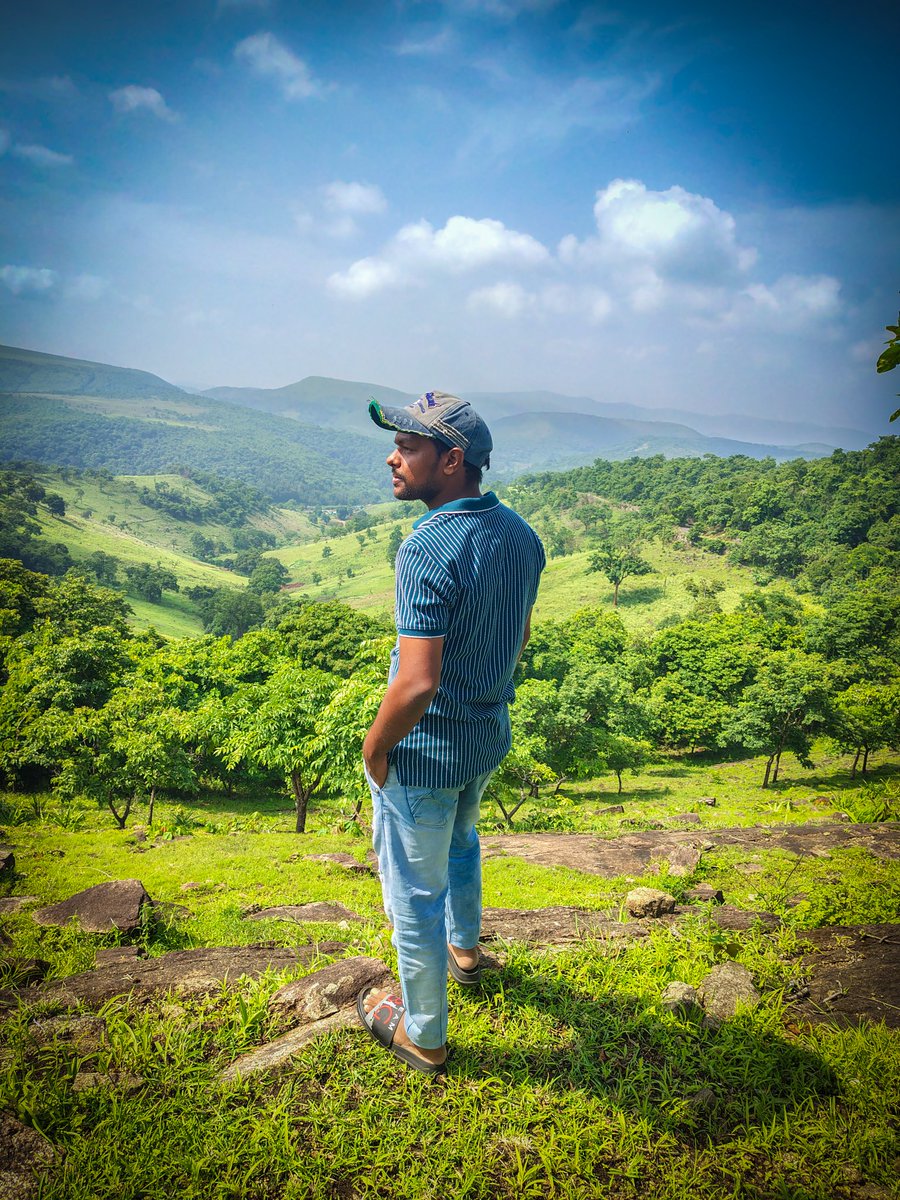 HariSaaho19's tweet photo. Lost in the hills, where the mind finds peace and the soul feels free 💚
#NatureLover #MountainVibes #EscapeTheOrdinary #Wanderlust #PeacefulViews #HillLife #IntoTheWild https://t.co/6wnDJQRyun