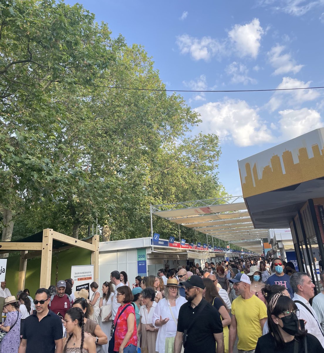 libreriacelama's tweet image. Ayer nos fuimos un ratito a disfrutar y soñar a la @FLMadrid. ¡La edición que viene, si todo va bien, Celama tendrá caseta! Para este año hemos creado #LaFeriaDentro, con firmas y presentaciones en la librería. Os invitamos 😊