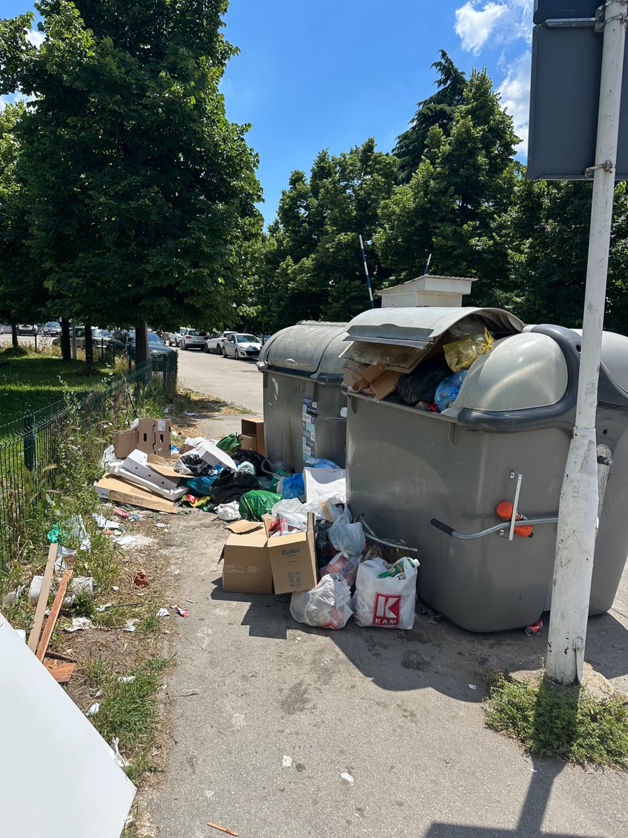 tiktaknaradio's tweet image. The Dumpsters of Skopje – a photographic journey through the overflows of everyday life.
Where the city’s pulse skips a beat, and the bins tell stories louder than press conferences.
Beauty? Not exactly. Reality? Unfiltered.
#Skopje #UrbanDecay #DumpsterDiaries