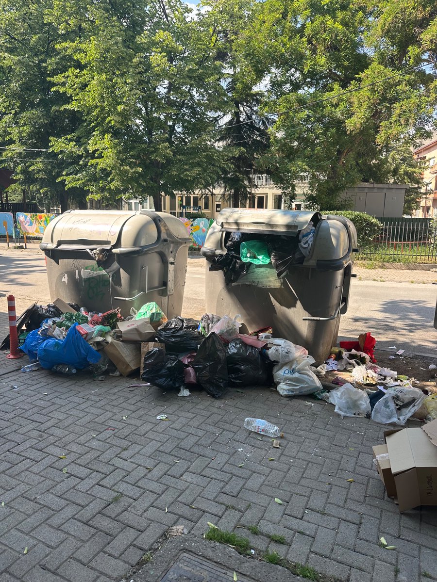 tiktaknaradio's tweet image. The Dumpsters of Skopje – a photographic journey through the overflows of everyday life.
Where the city’s pulse skips a beat, and the bins tell stories louder than press conferences.
Beauty? Not exactly. Reality? Unfiltered.
#Skopje #UrbanDecay #DumpsterDiaries