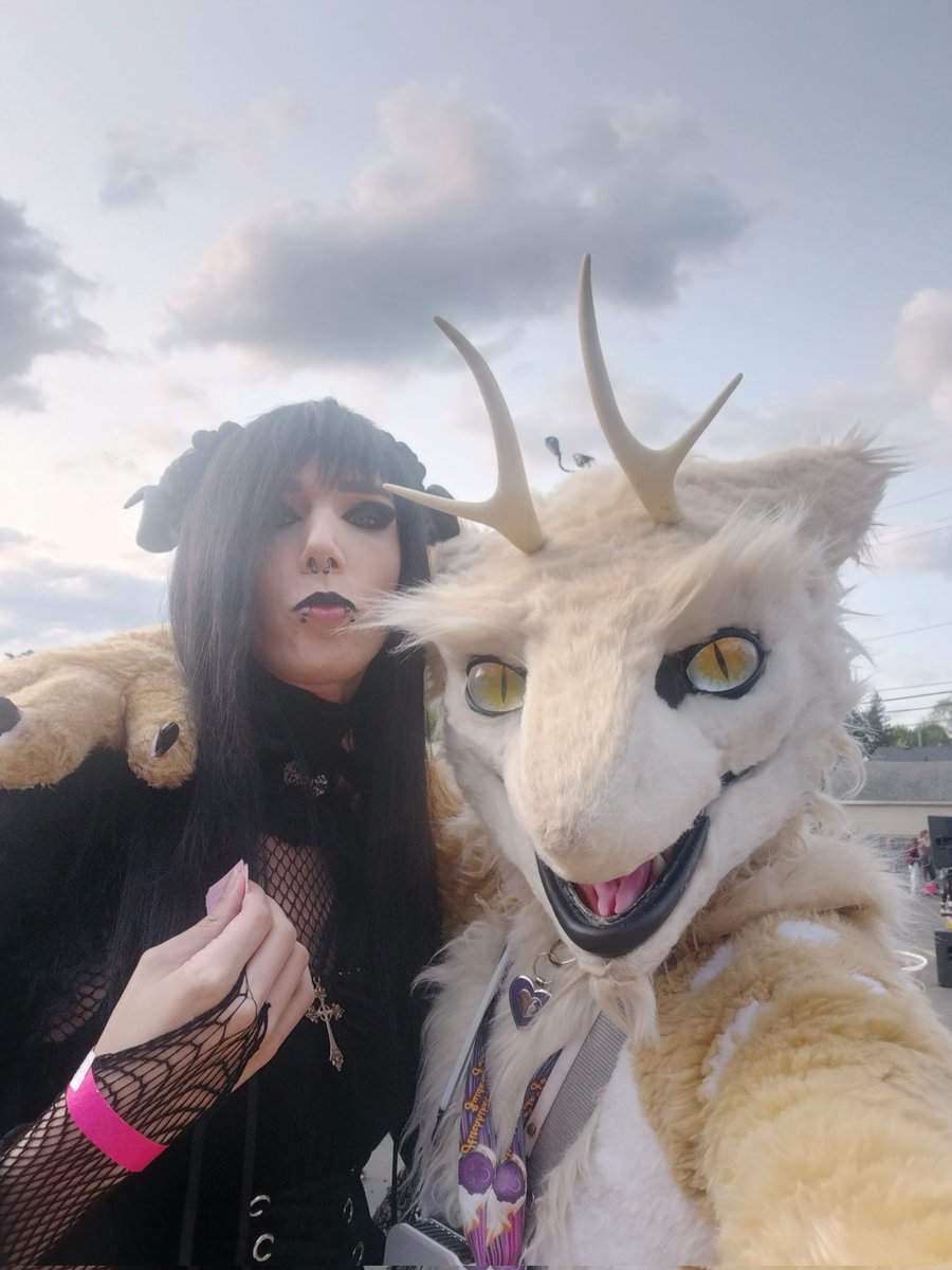 Had such a blast walking around Ferndale Pride yesterday, got so many kind compliments and lots of photo ops! Such an odd duo walking around with my tall goth mommy friend x3