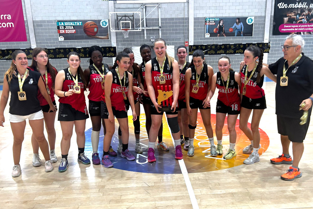 FCBQ (@fcbq) on Twitter photo 🏆 El Campionat de Catalunya Infantil Femení Promoció té noves campiones! Enhorabona <a href="/CBTORELLO/">CLUB BÀSQUET TORELLÓ</a> en superar al <a href="/CB_LESCALA/">CB L'Escala</a> (75-83) a la final. En el partit pel 3r i 4t lloc, victòria de <a href="/morabancandorra/">MoraBanc Andorra</a> vs <a href="/CBCambrils/">CB Cambrils</a> (60-63).
📊 basquetcatala.cat/competicions/r…
➡️ basquetcatala.cat/noticies/11362 🏆 El Campionat de Catalunya Infantil Femení Promoció té noves campiones! Enhorabona <a href="/CBTORELLO/">CLUB BÀSQUET TORELLÓ</a> en superar al <a href="/CB_LESCALA/">CB L'Escala</a> (75-83) a la final. En el partit pel 3r i 4t lloc, victòria de <a href="/morabancandorra/">MoraBanc Andorra</a> vs <a href="/CBCambrils/">CB Cambrils</a> (60-63).
📊 basquetcatala.cat/competicions/r…
➡️ basquetcatala.cat/noticies/11362