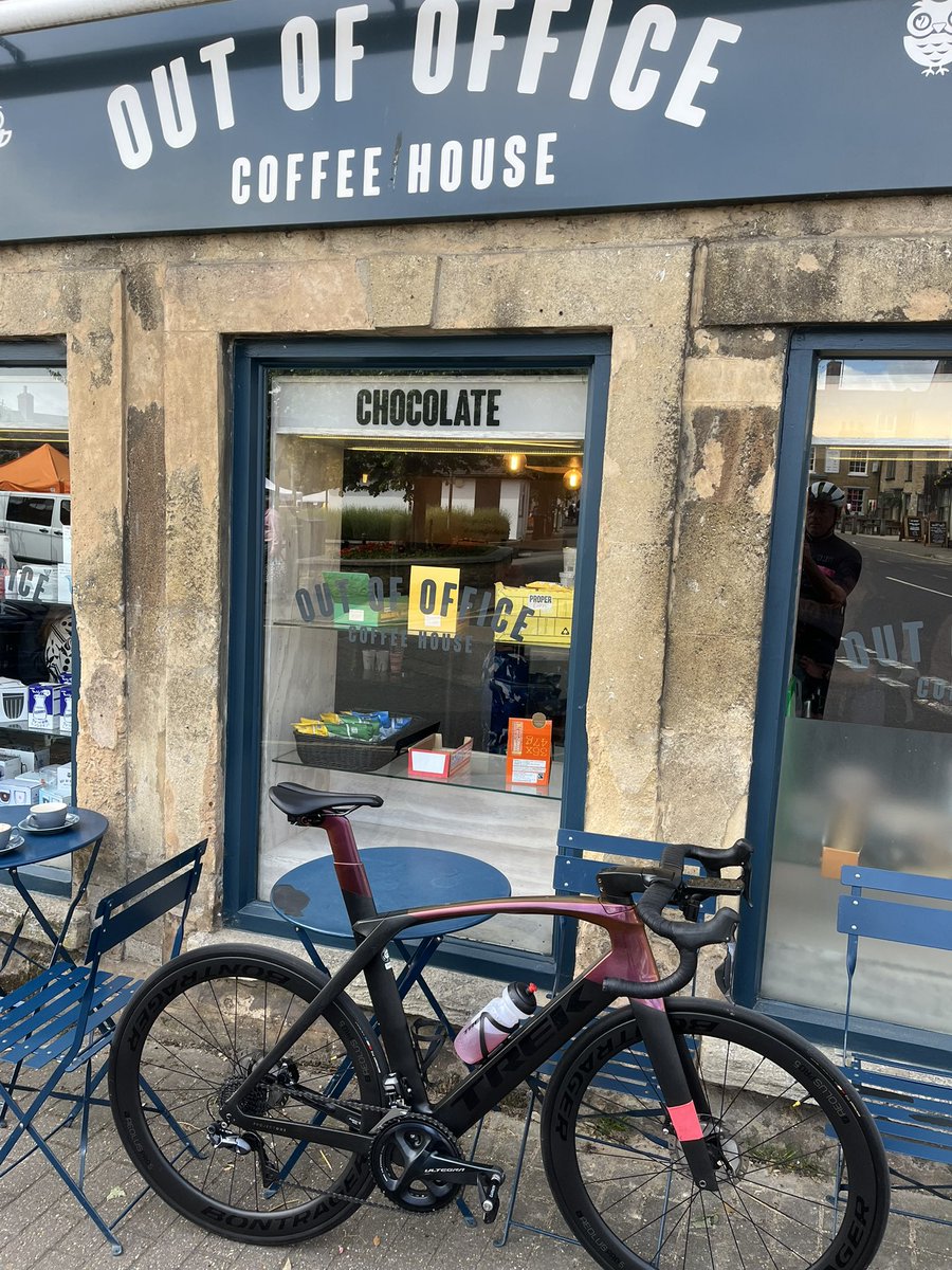 Pretty in pink for today’s pedal as a nod to the brilliant race that is <a href="/giroditalia/">Giro d'Italia</a> <a href="/Stonycoffee/">Out Of Office Coffee</a> <a href="/OmologatoUK/">OMOLOGATO</a> <a href="/rapha/">Rapha</a> #amoreinfinito.