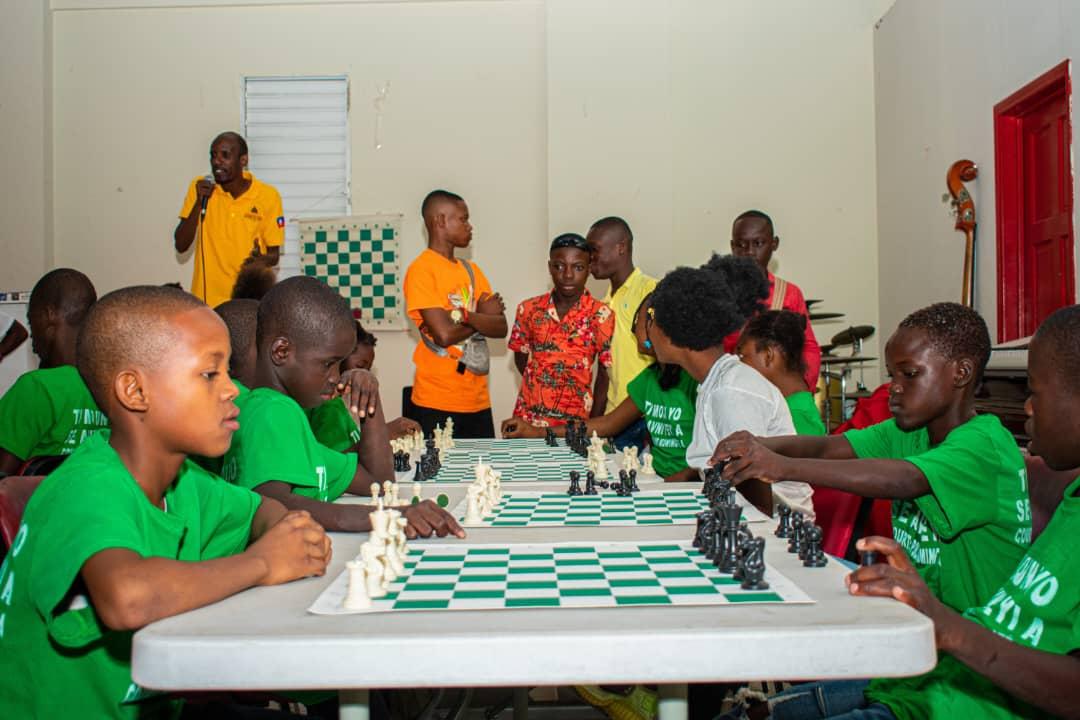 Du 26 au 30 mai, la FHE a initié 41 jeunes vulnérables aux échecs à l’@UniQ_Officiel grâce à une belle collaboration avec l’Oratorium Club de Débat.
Un moment fort, porteur d’espoir. Ces enfants sont nos #PionsPassés, en route vers la promotion. ♟️💪 #Jwèt Echèk, Jwèt Lavi