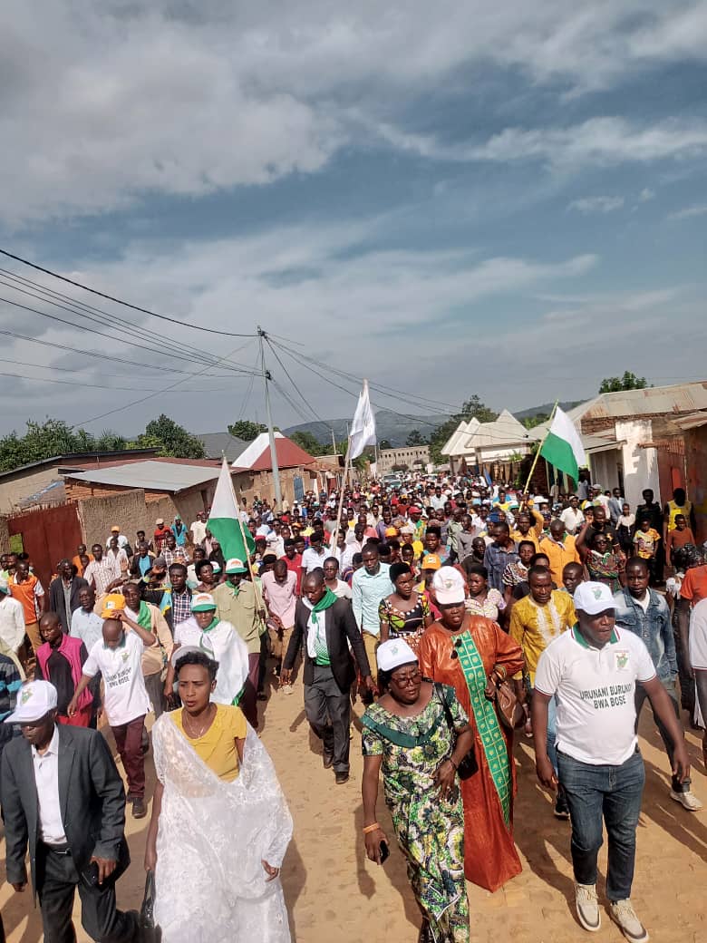 A Makamba/Burunga ça chauffe. Urunani Burundi Bwa Bose gagne déjà à Burunga. Le Président de la coalition, Mr Patrick NKURUNZIZA et l'Hon.Leonce NGENDAKUMANA sont venus se joindre aux banyaburunga pour fêter la victoire déjà acquise.