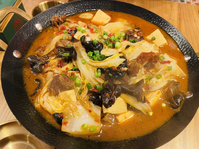 新疆ウイグル自治区料理屋さんに行ってきたマン(※ˇ∞ˇ※)
元祖中東寄りと、中国寄りがあるみたいなのだけれど今回は後者の方に。
次は元祖の方に行ってみたいくらい好みの料理が多かったので行きてぃ〜! 