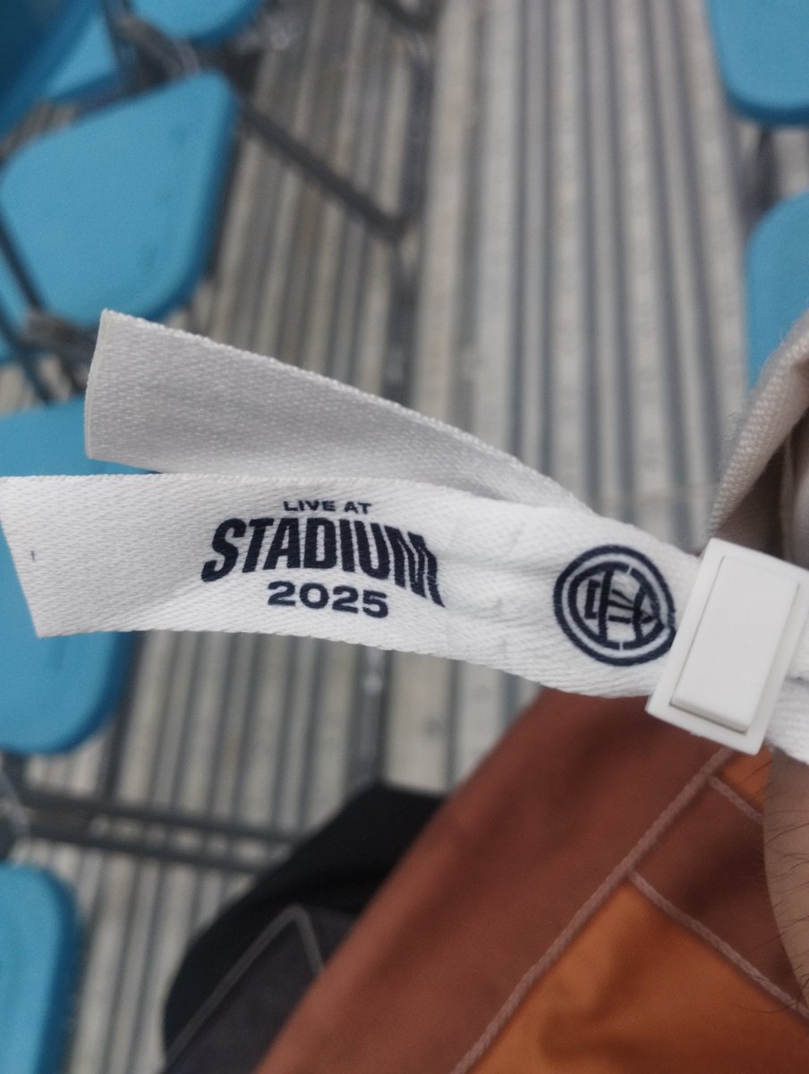 ヒゲダンの日産スタジアムライブ
最高でした～🔥
さとっちゃんの言う事は売れる前から本当に変わらない。
前の人から、後ろの遠くの人まで届くように歌う！
ライブハウスの時と同じ熱量なのがビシビシ伝わりました！