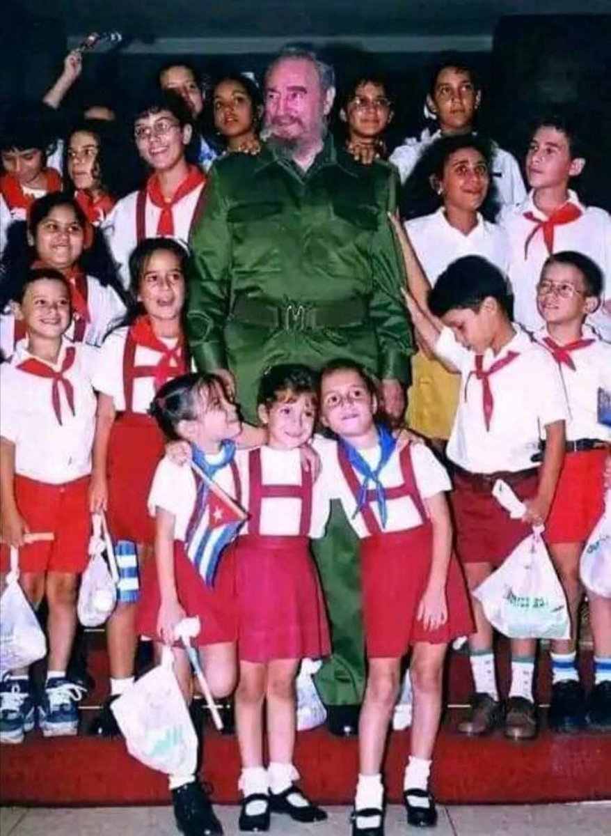 #FidelPorSiempre:"Y en eso es en lo que más debemos pensar: en los niños de hoy, que son el pueblo de mañana. Hay que cuidarlos y velar por ellos como los pilares con que se funda una obra verdaderamente hermosa y verdaderamente útil."
¡Feliz #DíaDeLaInfancia!💙💗🇨🇺