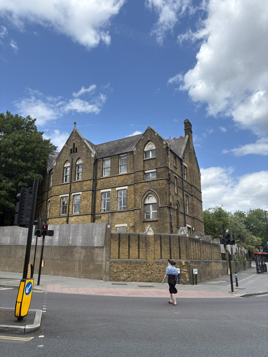 shelby_zimme's tweet image. In the 1870s, the Holborn guardians built the Holborn Union Infirmary in Archway/Highgate, N London solely as a hospital distinct from the main workhouse site. Across the street at Whittington Hospital, is an 1848 Smallpox & Vaccination Hospital #workhouse #histmed #londonhistory