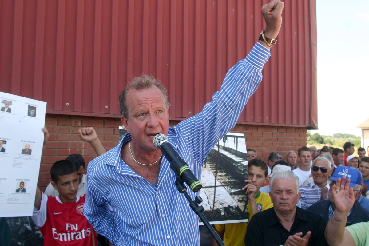 كيف غطّى الصحفيون الأجانب عمليات القتل في كل من البوسنة والهرسك ورواندا؟ هل ساهموا في إيصال الحقيقة وإحداث تأثير؟ هل كان دخول الصحفيين الأجانب إلى قطاع غزة سيغير من واقع الإبادة المستمرة؟ وهل كانت تغطياتهم للمجاعة والمجارز ستقدم إضافة للتغطية اليومية للصحفيين المحليين؟
لماذا