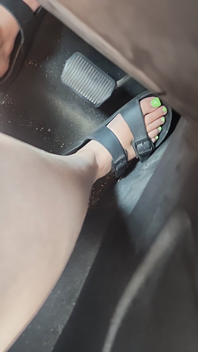 DakotaSeven7's tweet photo. Before, During &amp; After a much needed pedicure 😘 ready to be worshipped 🥰 
#feets #pedi #freshpedicure #hotwax #feetworshi̇p https://t.co/T4q3V0u7ZI