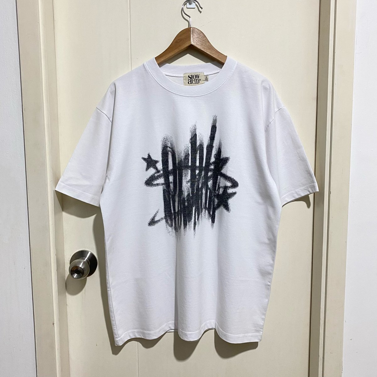 koffwhitesecond's tweet photo. SLOWACID T-SHIRT แบรนด์นี้สกรีนลายยูนิคสุดๆฟีลพ่นสี ละผ้าดีมากกก สถาพใหม่ไม่มีตำหนิ เท่มากคับ 10/10
♡ อก48 ยาว28
♡ 450 บาท ส่งฟรี
#เสื้อยืดเกาหลี #ส่งต่อเสื้อผ้า #พรีออเดอร์เกาหลี #ไอดอลใส่ #ตลาดนัดnct #ตลาดนัดENHYPEN #สเวตเตอร์เกาหลี #ตลาดนัดBUS #slowacid https://t.co/jyBmGo5XJa