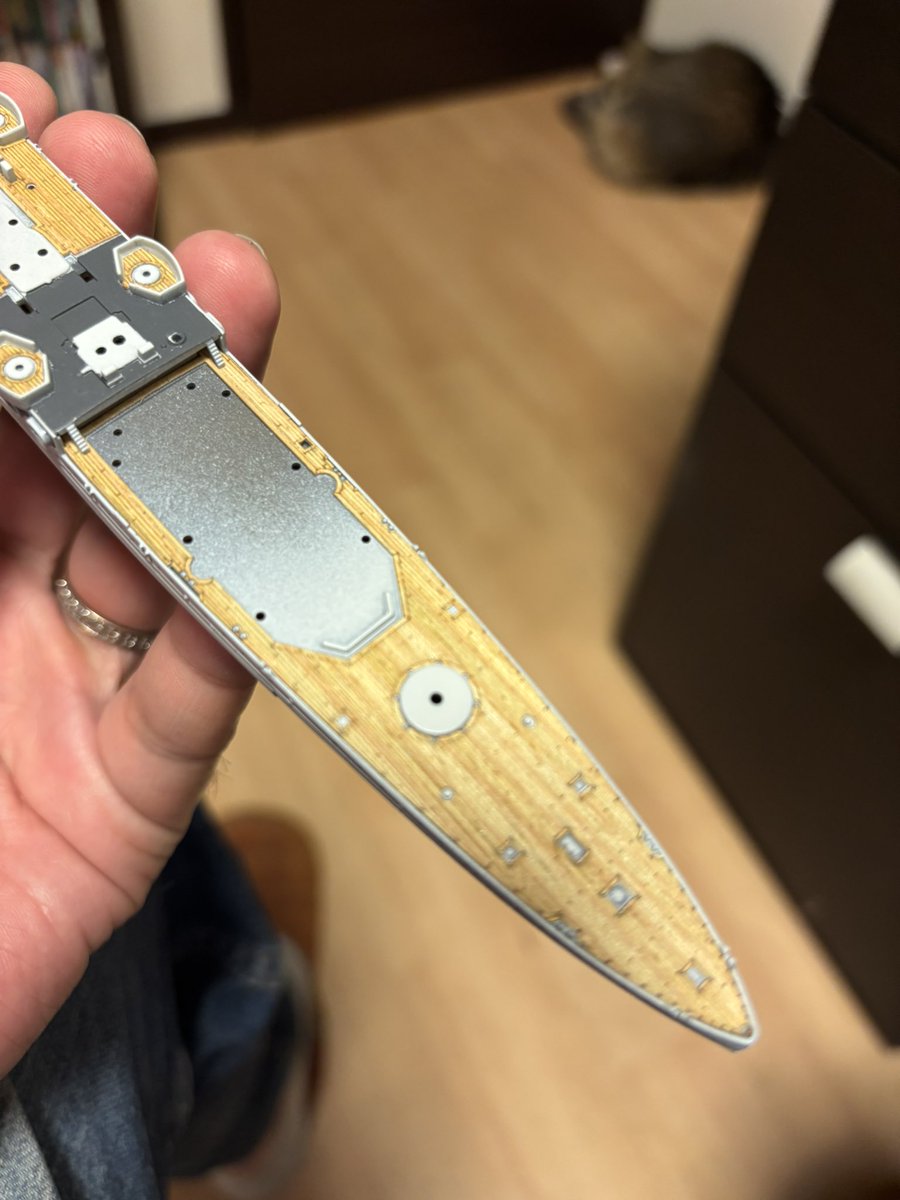 重巡エクセター。
木製甲板を貼りました。お手軽に甲板を再現できるので重宝しますね( ˘ω˘ )