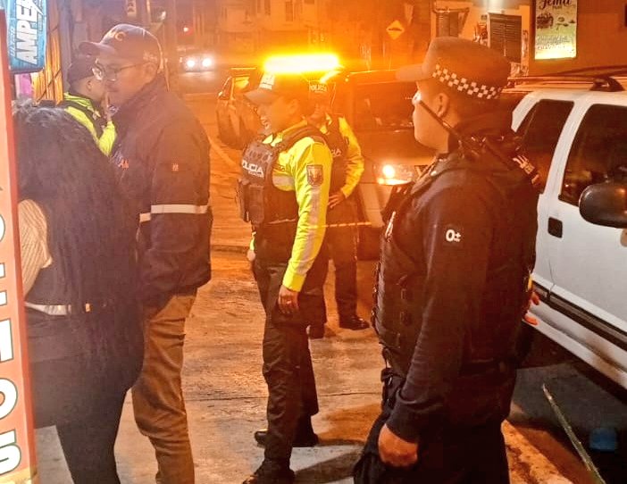 agentesdequito's tweet photo. 👮🏻♀️🚨 #OperativoDeControl | Conoce los resultados del operativo interinstitucional desarrollado esta madrugada en la Zona Calderón:
6️⃣0️⃣ Libadores desalojados
1️⃣4️⃣ Cajetillas de cigarillos de contrabando desechados
1/2 🧵 https://t.co/i0ss4nTS9J
