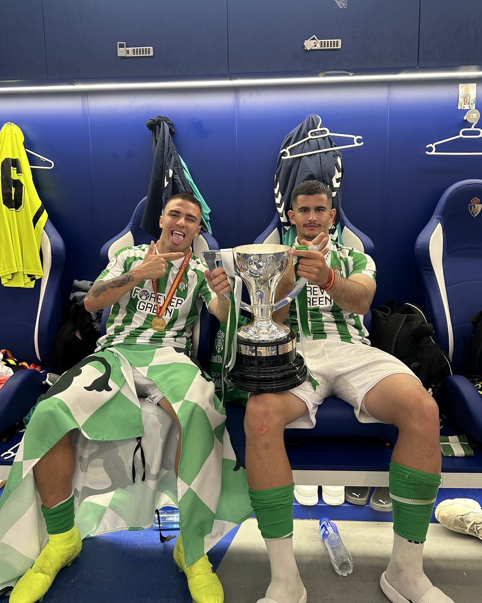 RBetisCantera's tweet photo. 🤗👏👥

Perdieron las anteriores dos finales... esta tercera 𝒏𝒐 𝒔𝒆 𝒊𝒃𝒂 𝒂 𝒆𝒔𝒄𝒂𝒑𝒂𝒓 para Pablo García y Rodrigo Marina 💪

#CopadeCampeones #CanteraBetis https://t.co/4UpFDv1zVy