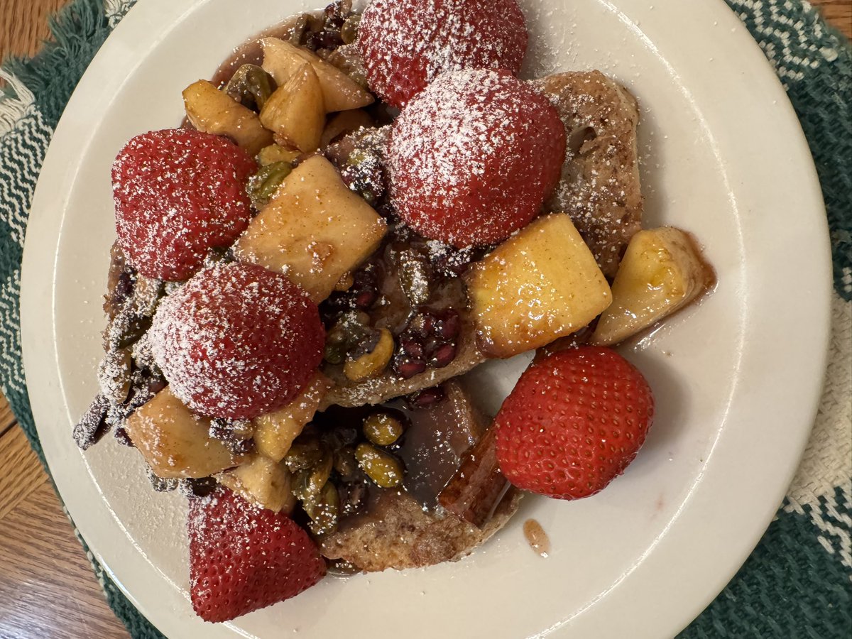 Cinnamon, ginger , pomegranate, pineapple , pistachio French toast / pain perdu with fresh snozzberries and or strawberries. THAT’S #whatsforbreakfast on this particular #homecooking edition of . #gregsbreakfastbonanza #subdayincincy #SundayMorning #SundayBrunch #sundaybreakfast